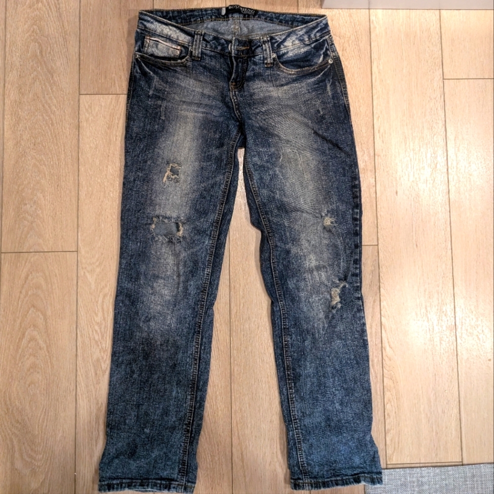 Low-rise distressed boyfriend jeans.